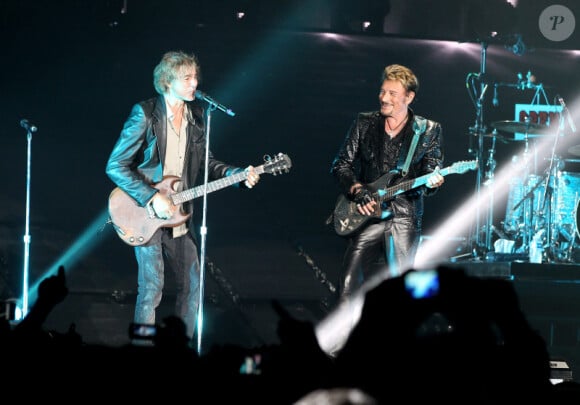 Johnny Hallyday et Louis Bertignac en concert à Montpellier, le 14 mai 2012.