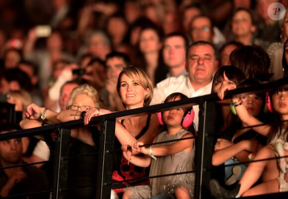 Laeticia Hallyday, ses filles Jade et Joy et sa grand-mère mamie Rock aux premières loges pour le concert de Johnny Hallyday à Montpellier, le 15 mai 2012.