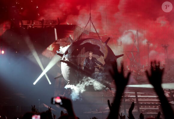 Entrée sur scène incroyable pour Johnny Hallyday, à Montpellier pour le coup d'envoi de sa tournée, le 14 mai 2012.