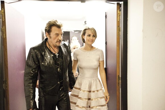Laeticia accompagne Johnny à la sortie de sa loge pour son premier concert le 14 mai 2012 à l'Arena à Montpellier