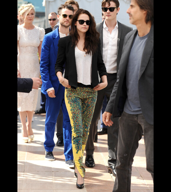 Kristen Stewart et son look rock (pantalon Balenciaga) lors du photocall du film Sur la route au Festival de Cannes le 23 mai 2012