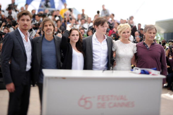 Garrett Hedlund, Walter Salles, Kristen Stewart, Sam Riley, Kirsten Dunst et Viggo Mortensen lors du photocall du film Sur la route au Festival de Cannes le 23 mai 2012