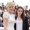 Kirsten Dunst et Kristen Stewart lors du photocall du film Sur la route au Festival de Cannes le 23 mai 2012