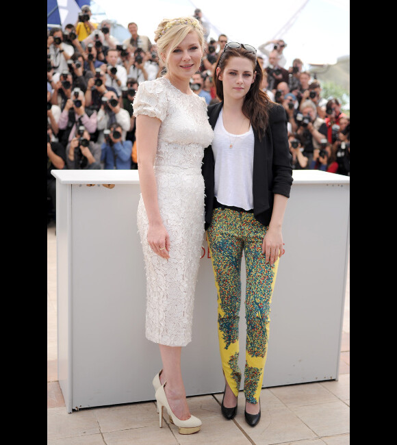 Kirsten Dunst et Kristen Stewart lors du photocall du film Sur la route au Festival de Cannes le 23 mai 2012
