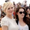 Kirsten Dunst et Kristen Stewart, romantique et rock, lors du photocall du film Sur la route au Festival de Cannes le 23 mai 2012