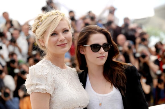 Kirsten Dunst et Kristen Stewart, romantique et rock, lors du photocall du film Sur la route au Festival de Cannes le 23 mai 2012