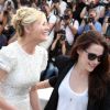 Kirsten Dunst et Kristen Stewart lors du photocall du film Sur la route lors du Festival de Cannes le 23 mai 2012
