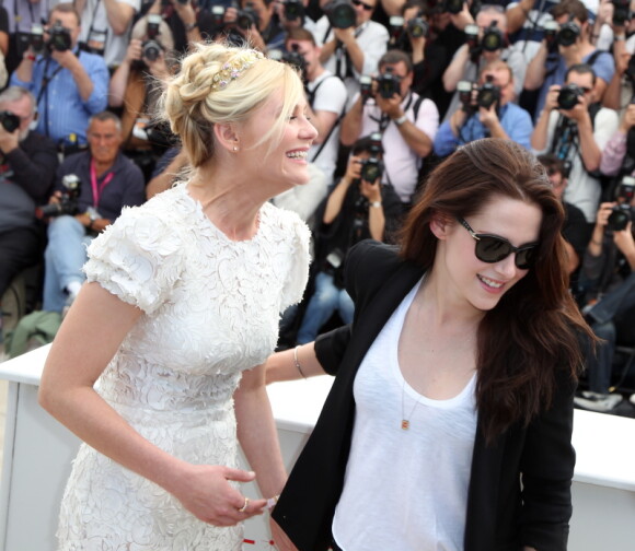 Kirsten Dunst et Kristen Stewart lors du photocall du film Sur la route lors du Festival de Cannes le 23 mai 2012