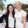 Kristen Stewart et Kirsten Dunst lors du photocall du film Sur la route lors du Festival de Cannes le 23 mai 2012