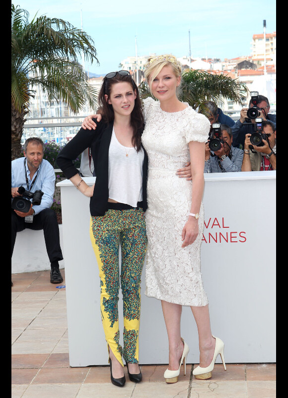 Kristen Stewart et Kirsten Dunst lors du photocall du film Sur la route lors du Festival de Cannes le 23 mai 2012