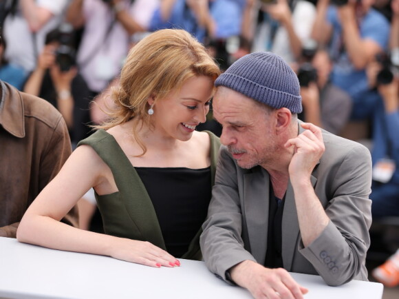 Kylie Minogue et Denis Lavant lors du photocall de Holy Motors, au Festival de Cannes le 23 mai 2012.