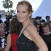 La belle Estelle Lefébure lors de la montée des marches de Sur la route, au Festival de Cannes le 23 mai 2012.