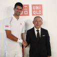 Novak Djokovic et le président d'Uniqlo,  Tadashi Yanai , son nouvel équipementier, le 23 mai 2012 à Paris