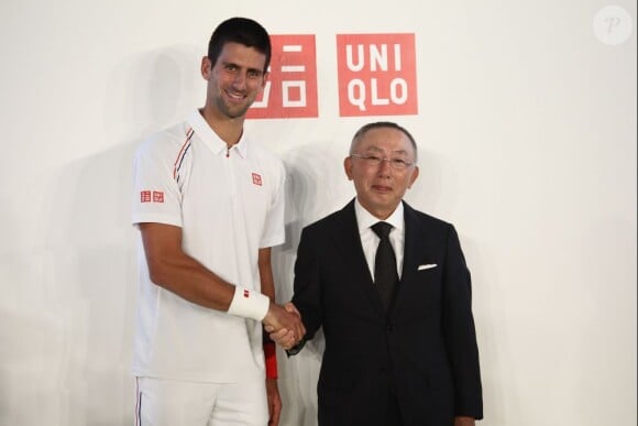 Novak Djokovic et le président d'Uniqlo, Tadashi Yanai, son nouvel équipementier, le 23 mai 2012 à Paris