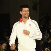 Novak Djokovic porte aussi bien le costume que le short,  issu de sa nouvelle tenue pour Roland Garros créée par son nouvel équipementier Uniqlo le 23 mai 2012 à Paris