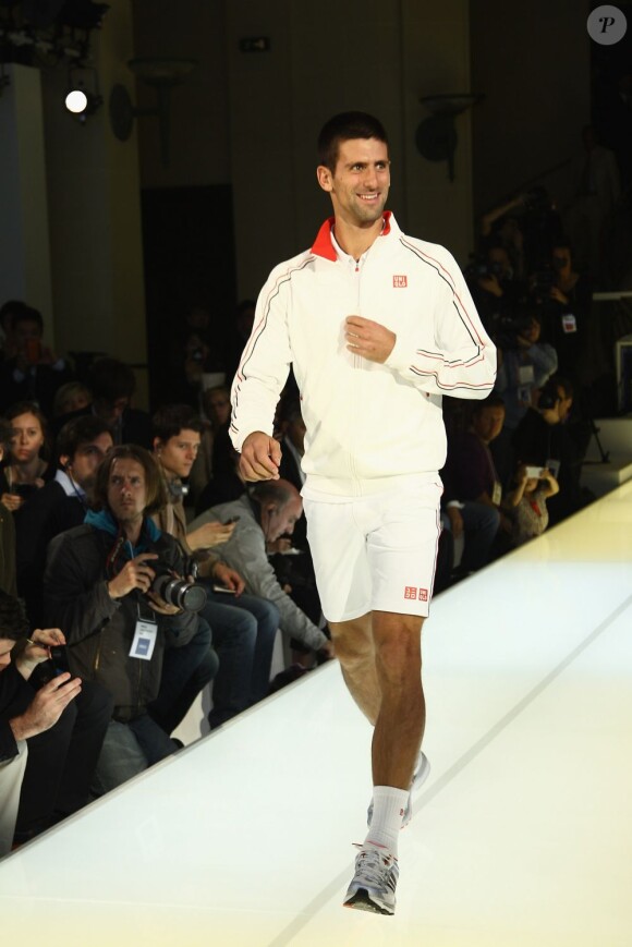 Novak Djokovic porte aussi bien le costume que le short,  issu de sa nouvelle tenue pour Roland Garros créée par son nouvel équipementier Uniqlo le 23 mai 2012 à Paris
