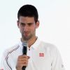 Novak Djokovic présente sa nouvelle tenue pour disputer Roland Garros issue de sa collaboration avec son nouvel équipementier Uniqlo le 23 mai 2012 à Paris