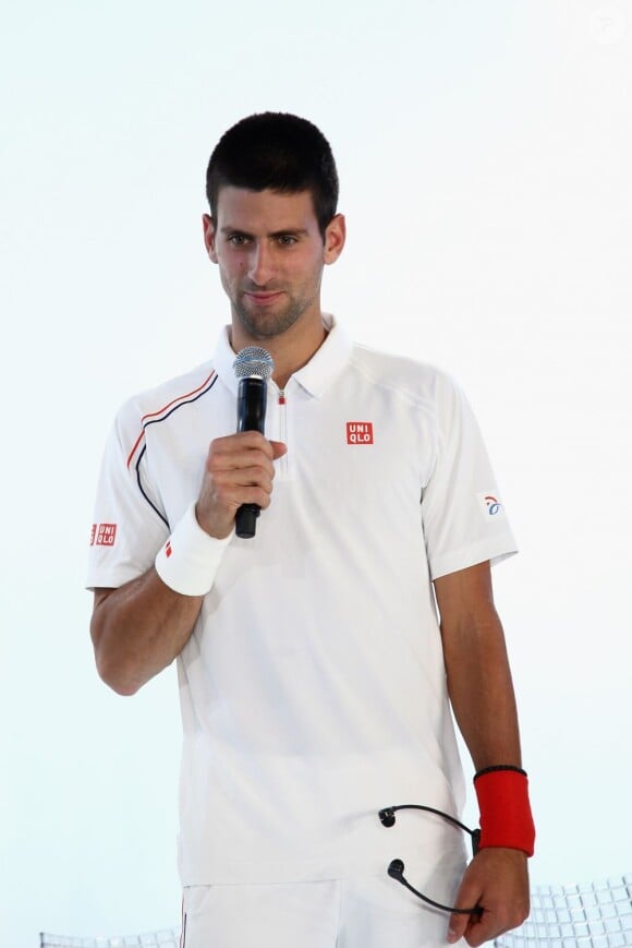 Novak Djokovic présente sa nouvelle tenue pour disputer Roland Garros issue de sa collaboration avec son nouvel équipementier Uniqlo le 23 mai 2012 à Paris