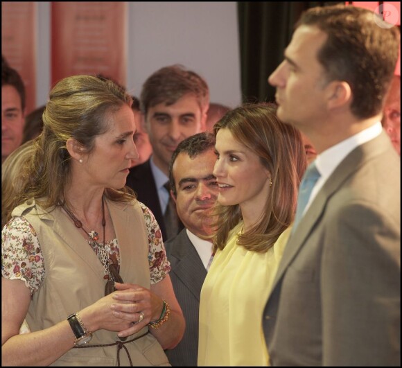 Felipe et Letizia d'Espagne inauguraient le 25 mai 2012 le 71e Salon du livre de Madrid, en présence également de l'infante Elena.