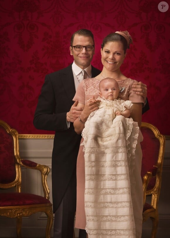 Photo de la princesse Estelle de Suède avec ses parents la princesse Victoria et le prince Daniel, le 22 mai 2012 par Bruno Ehrs après son baptême.
