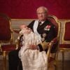 Photo de la princesse Estelle de Suède dans les bras de son grand-père le roi Carl XVI Gustaf, le 22 mai 2012, par Bruno Ehrs, après son baptême.