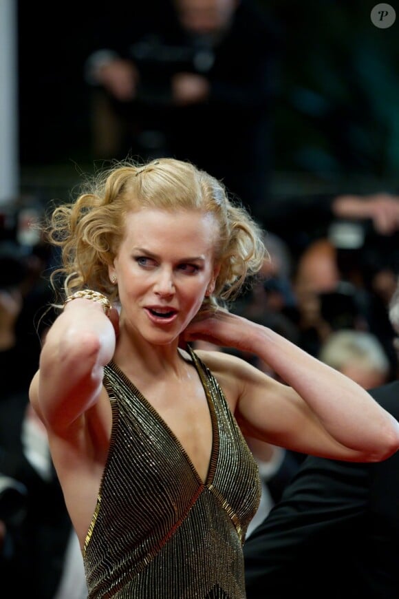 Nicole Kidman sexy en robe dos nu monte les marches du Festival de Cannes pour Hemingway & Gellhorn. Le 25 mai 2012.