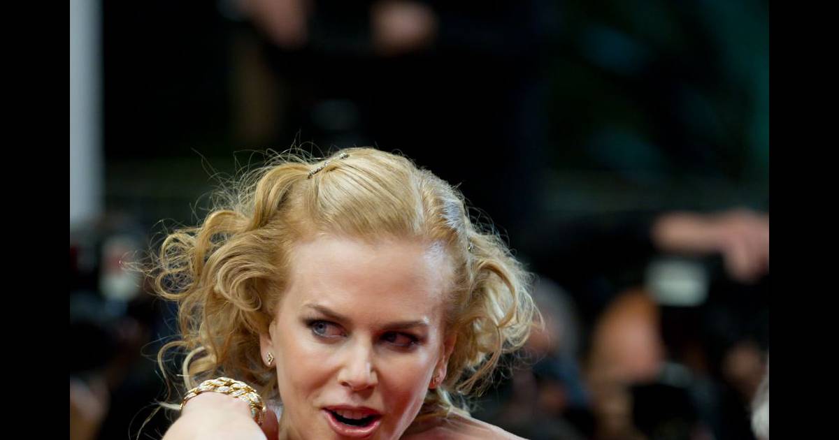 Nicole Kidman sexy en robe dos nu monte les marches du Festival de