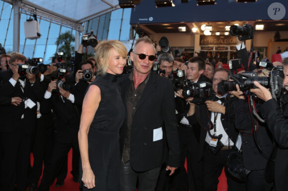 Trudie Styler et Sting provoquant la folie des photographes lors de la montée des marches pour le film Mud au Festival de Cannes le 26 mai 2012