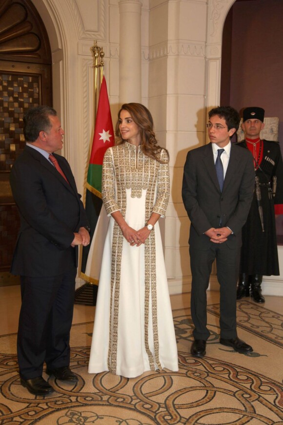 La reine Rania de Jordanie entre son époux le roi Abdullah II et leur fils aîné le prince héritier Hussein lors des célébrations de la Fête de l'indépendance de la Jordanie le 25 mai 2012