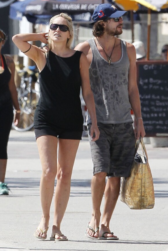 Tendres, Sharon Stone et son nouvel amoureux Martin Mica à Venice Beach, à Los Angeles le 29 mai 2012