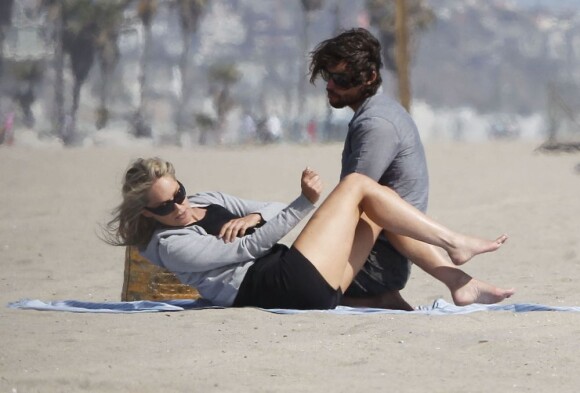 Polissons, Sharon Stone et son nouvel amoureux Martin Mica à Venice Beach, à Los Angeles le 29 mai 2012