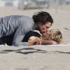 Sharon Stone embrasse son nouvel amoureux Martin Mica à Venice Beach, à Los Angeles le 29 mai 2012