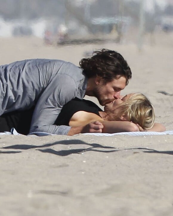 Sharon Stone embrasse son nouvel amoureux Martin Mica à Venice Beach, à Los Angeles le 29 mai 2012