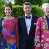 La princesse Mary sensationnelle, une explosion de couleurs !
La famille royale de Danemark à l'orangerie du palais de Fredensborg le 30 mai 2012 pour un dîner de bienfaisance à l'occasion des 40 ans de la WWF Danemark, dont le prince consort Henrik de Danemark assume la présidence.