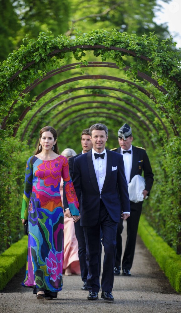 La princesse Mary sensationnelle, une explosion de couleurs !
La famille royale de Danemark à l'orangerie du palais de Fredensborg le 30 mai 2012 pour un dîner de bienfaisance à l'occasion des 40 ans de la WWF Danemark, dont le prince consort Henrik de Danemark assume la présidence.