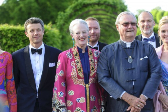 La famille royale de Danemark à l'orangerie du palais de Fredensborg le 30 mai 2012 pour un dîner de bienfaisance à l'occasion des 40 ans de la WWF Danemark, dont le prince consort Henrik de Danemark assume la présidence.
