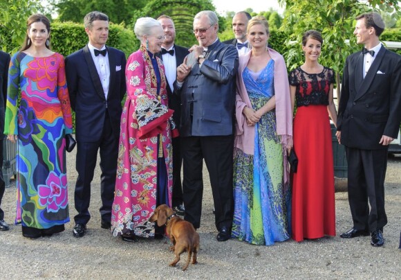 Sitte Seeberg (robe bleu-vert), secrétaire générale de la WWF Danemark, s'est jointe à la famille royale pour la photo souvenir, avec (de g. à d.) la princesse Mary, le prince Frederik, la reine Margrethe, le prince Henrik, la princesse Marie et le prince Joachim.
La famille royale de Danemark à l'orangerie du palais de Fredensborg le 30 mai 2012 pour un dîner de bienfaisance à l'occasion des 40 ans de la WWF Danemark, dont le prince consort Henrik de Danemark assume la présidence.