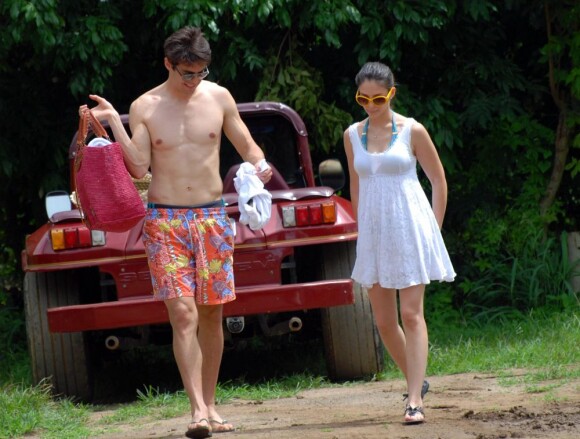 Kaka et sa femme Caroline Celico Noronha en vacances vont à la plage de Fernando de Noronha, au Brésil le 30 mai 2012