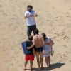 Kaka prend la pose pour des fans, en vacances sur la plage de Fernando de Noronha, au Brésil le 30 mai 2012