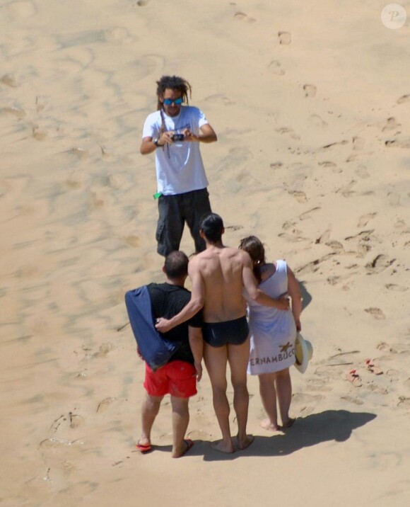 Kaka prend la pose pour des fans, en vacances sur la plage de Fernando de Noronha, au Brésil le 30 mai 2012