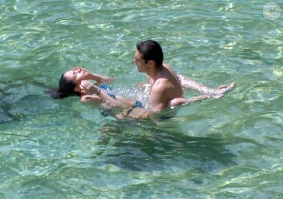 Kaka et sa femme Caroline Celico Noronha en vacances sur la plage de Fernando de Noronha, au Brésil le 30 mai 2012