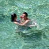 Dans l'eau, Kaka et sa femme Caroline Celico Noronha en vacances sur la plage de Fernando de Noronha, au Brésil le 30 mai 2012