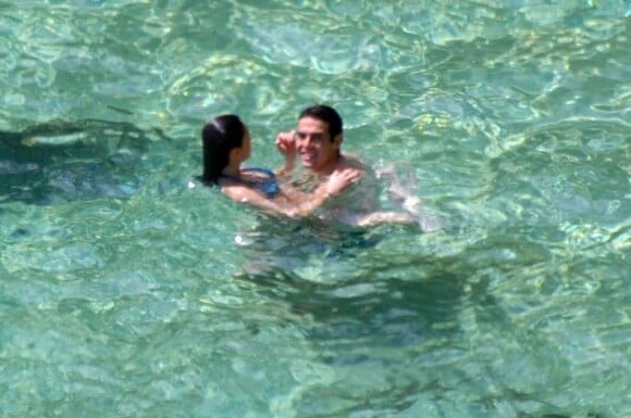 Dans l'eau, Kaka et sa femme Caroline Celico Noronha en vacances sur la plage de Fernando de Noronha, au Brésil le 30 mai 2012