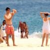En séance photo, Kaka et sa femme Caroline Celico Noronha en vacances sur la plage de Fernando de Noronha, au Brésil le 30 mai 2012