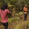 Coumba et Patrick sont sur la piste du poignard autour du même arbre (Koh Lanta - La Revanche des Héros / épisode du vendredi 1er jun 2012)