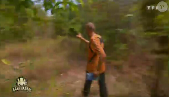 Patrick, sur la piste d'un des poignards pour remporter l'épreuve (Koh Lanta - La Revanche des Héros / épisode du vendredi 1er jun 2012)