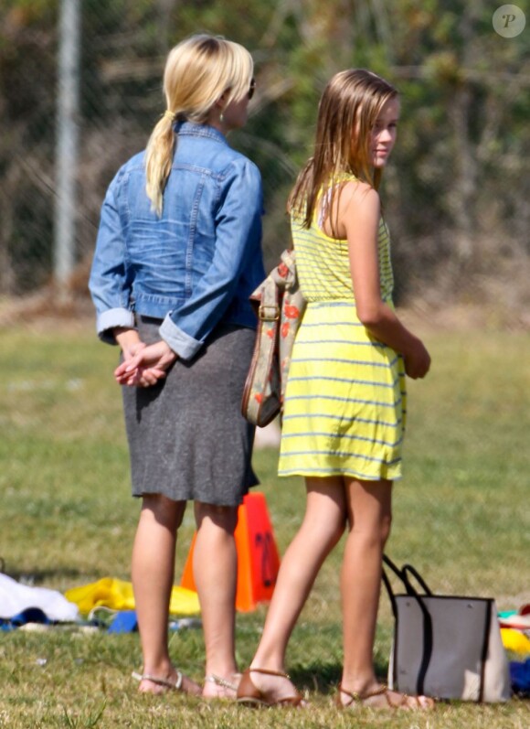 Reese Witherspoon et sa fille Ava à Brentwood pour le match de football du petit Deacon, Los Angeles, le 1er juin 2012.