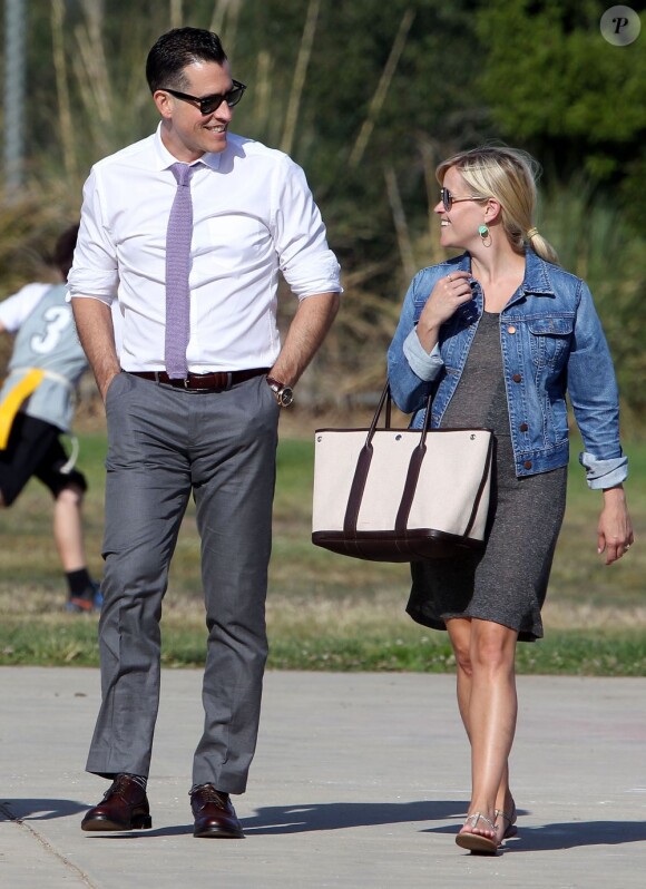 Reese Witherspoon et son mari Jim Toth à Brentwood pour le match de football du petit Deacon, Los Angeles, le 1er juin 2012.