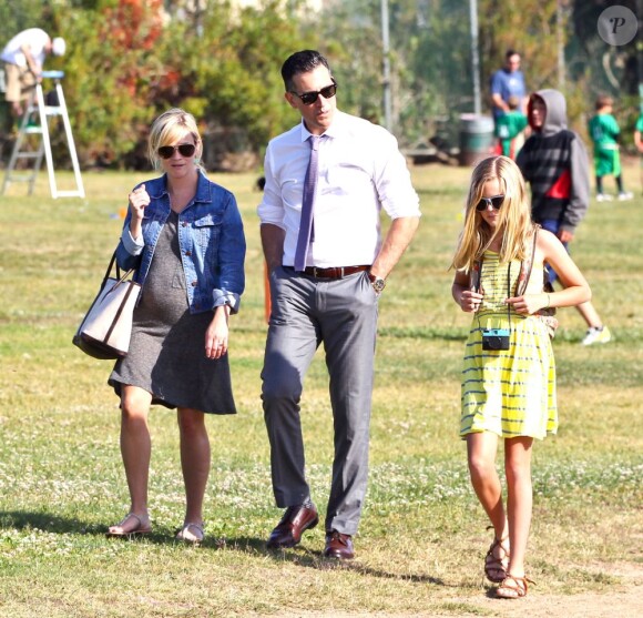 Reese Witherspoon, son mari Jim Toth et sa fille Ava à Brentwood pour le match de football du petit Deacon, Los Angeles, le 1er juin 2012.