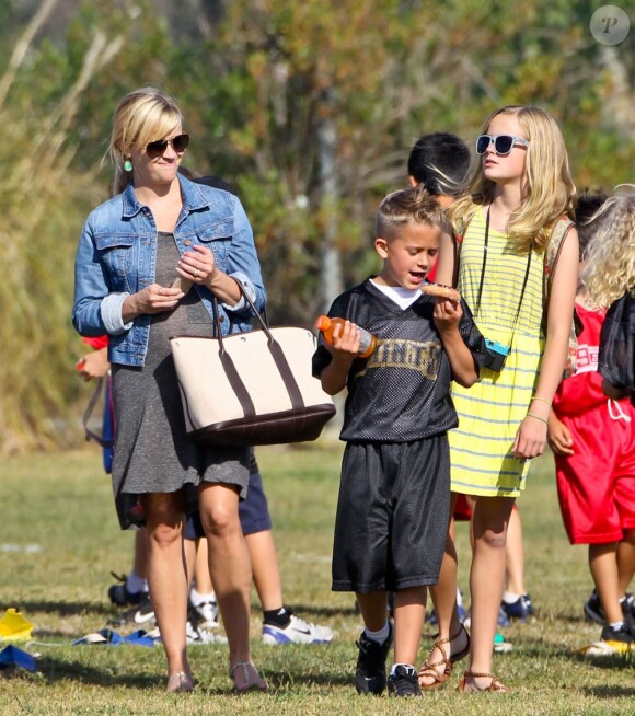 Reese Witherspoon et ses enfants Ava et Deacon à Brentwood, Los Angeles, le 1er juin 2012.